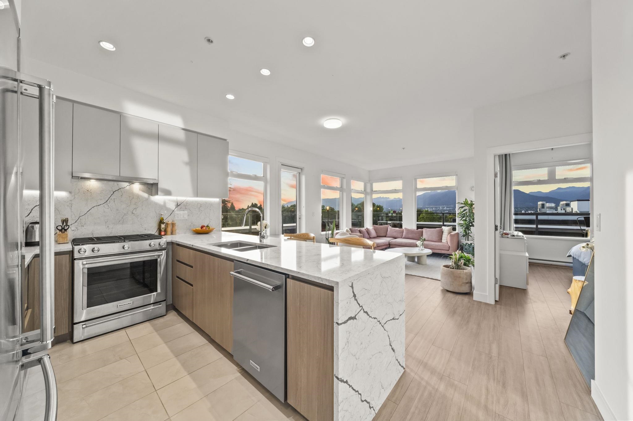 408 2408 Grant Street - MLS&reg; # R3153620