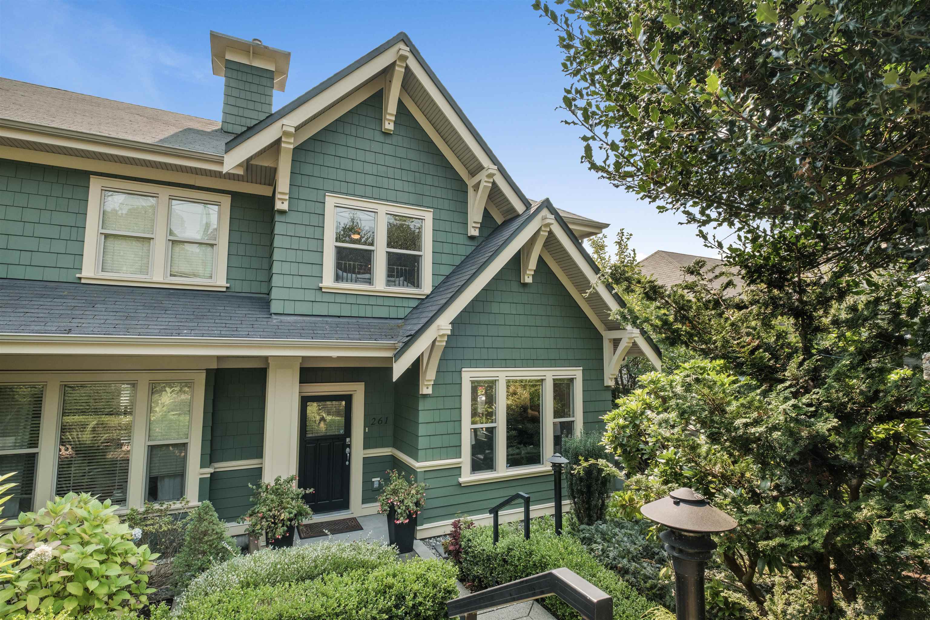  261 Queens Road - MLS&reg; # R3157218