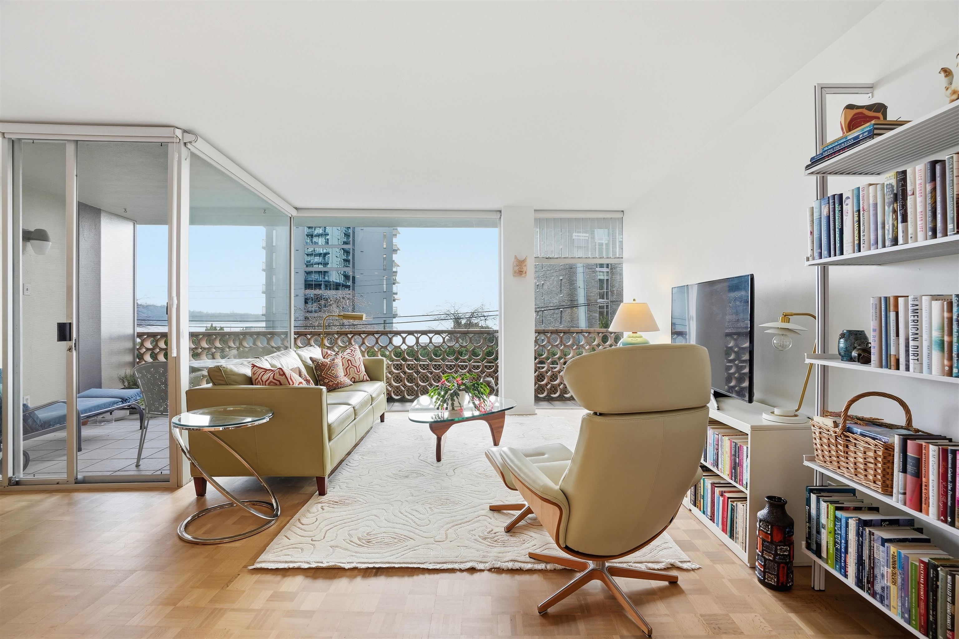 102 2135 Argyle Avenue - MLS&reg; # R3158157