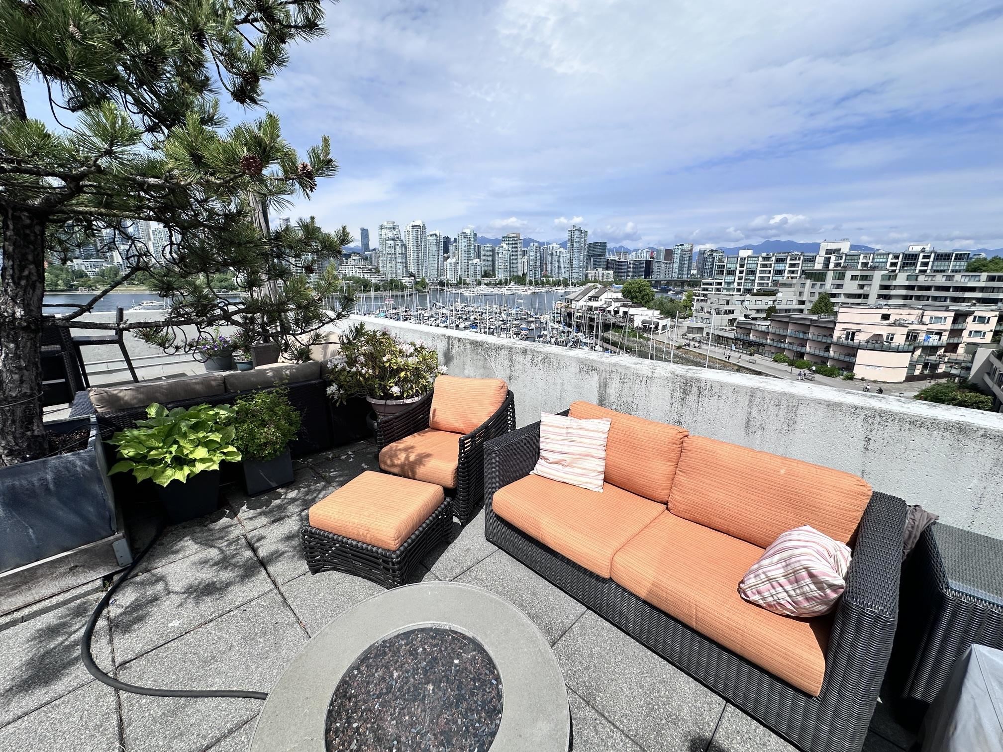 313 674 Leg In Boot Square - MLS&reg; # R3163451