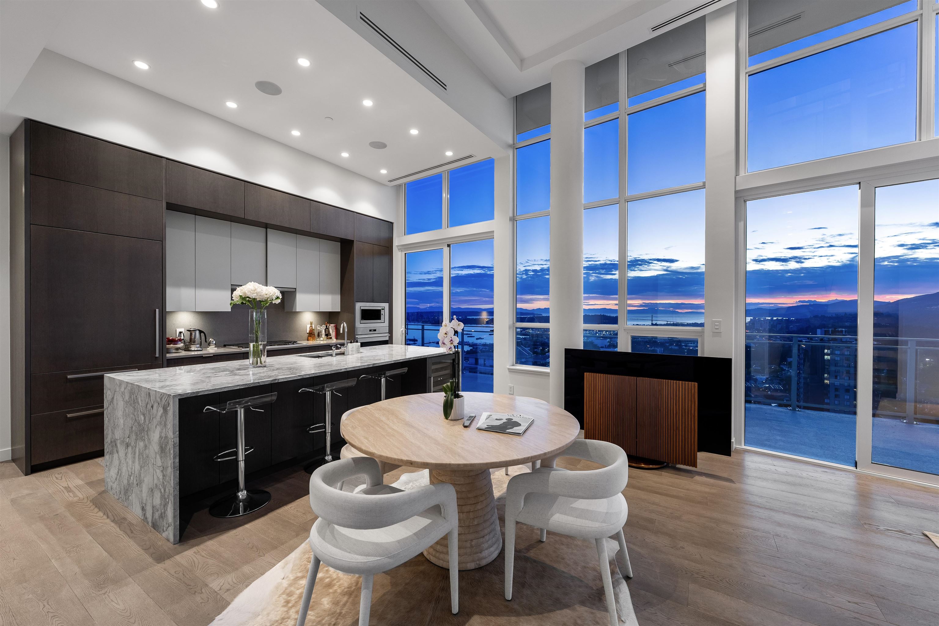 2403 125 14th Street - MLS&reg; # R3163564