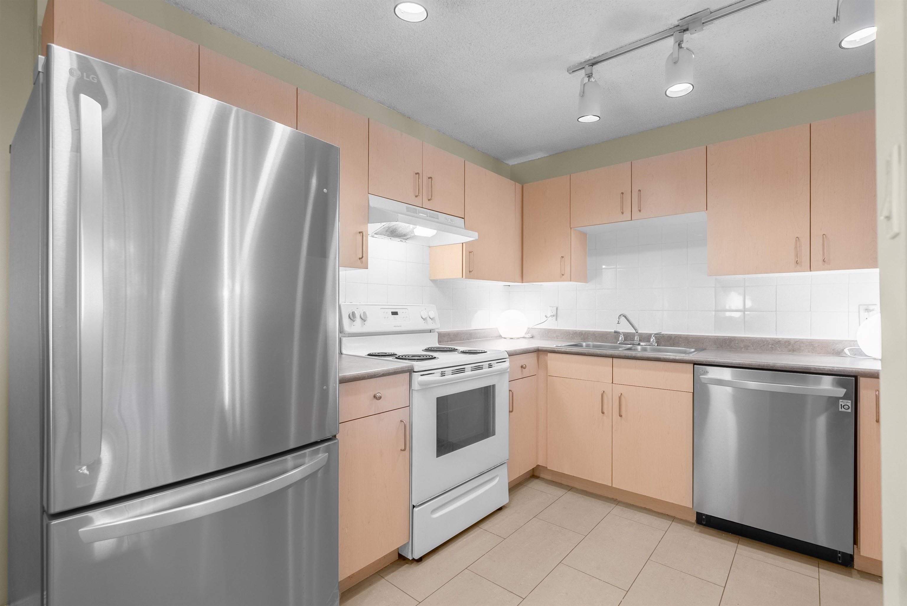 501 2012 Fullerton Avenue - MLS&reg; # R3164377