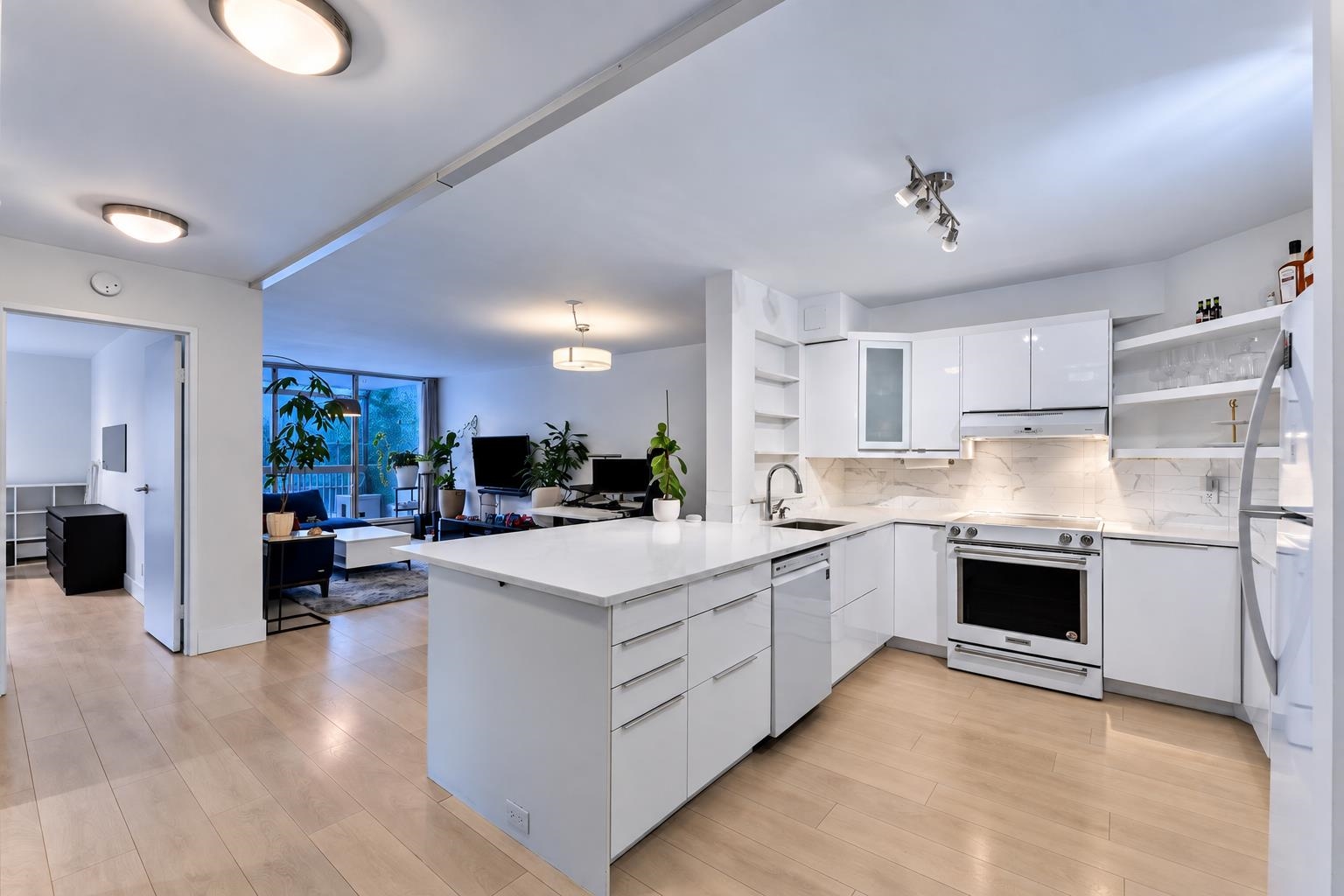 905 2024 Fullerton Avenue - MLS&reg; # R3165444