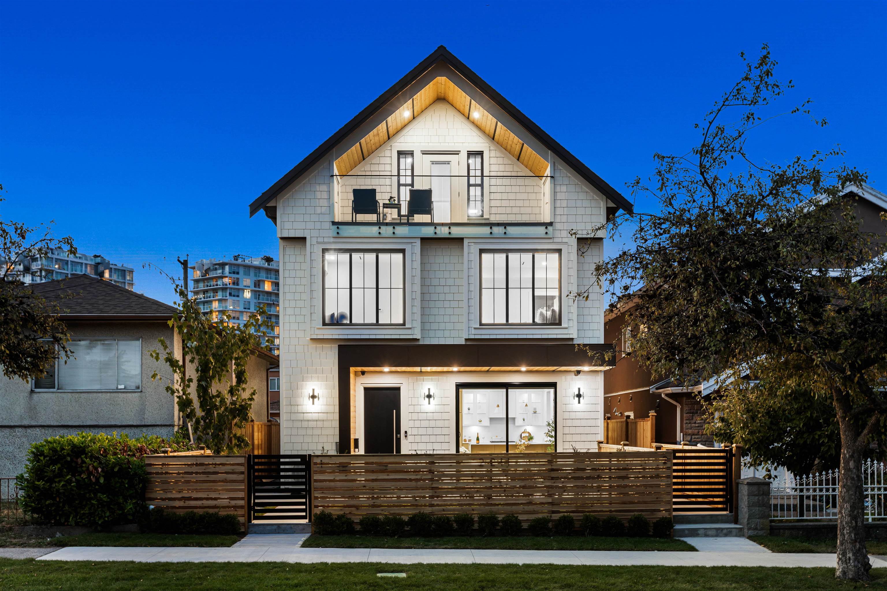 1 2211 Mannering Avenue - MLS&reg; # R3166030