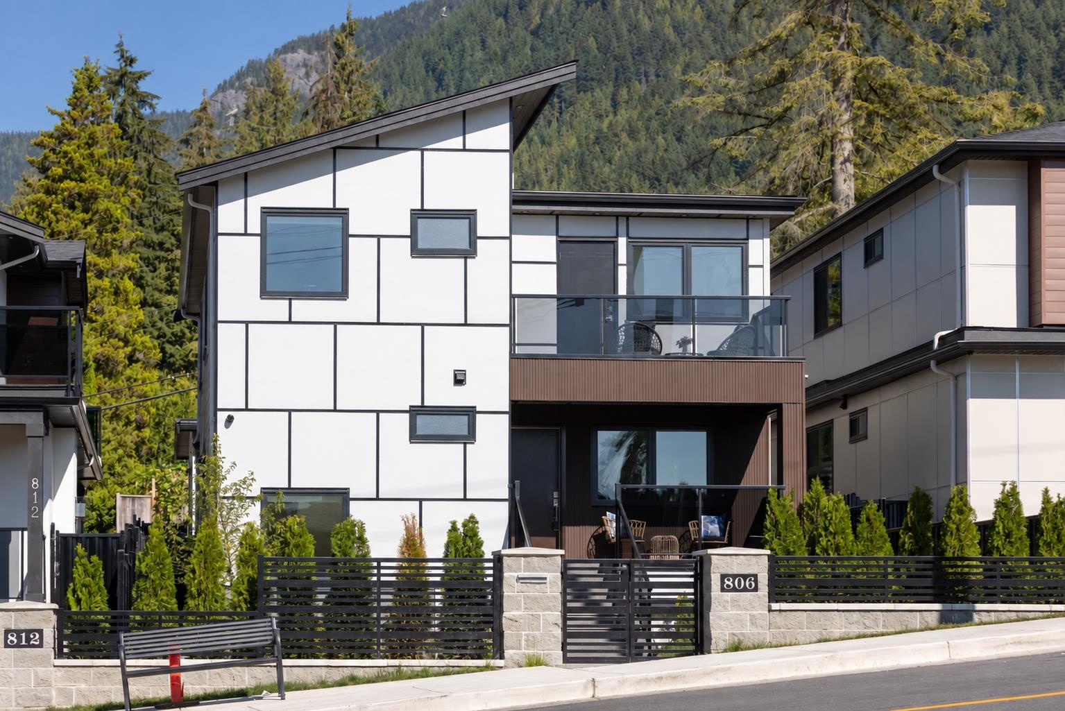  806 Montroyal Boulevard - MLS&reg; # R3168016