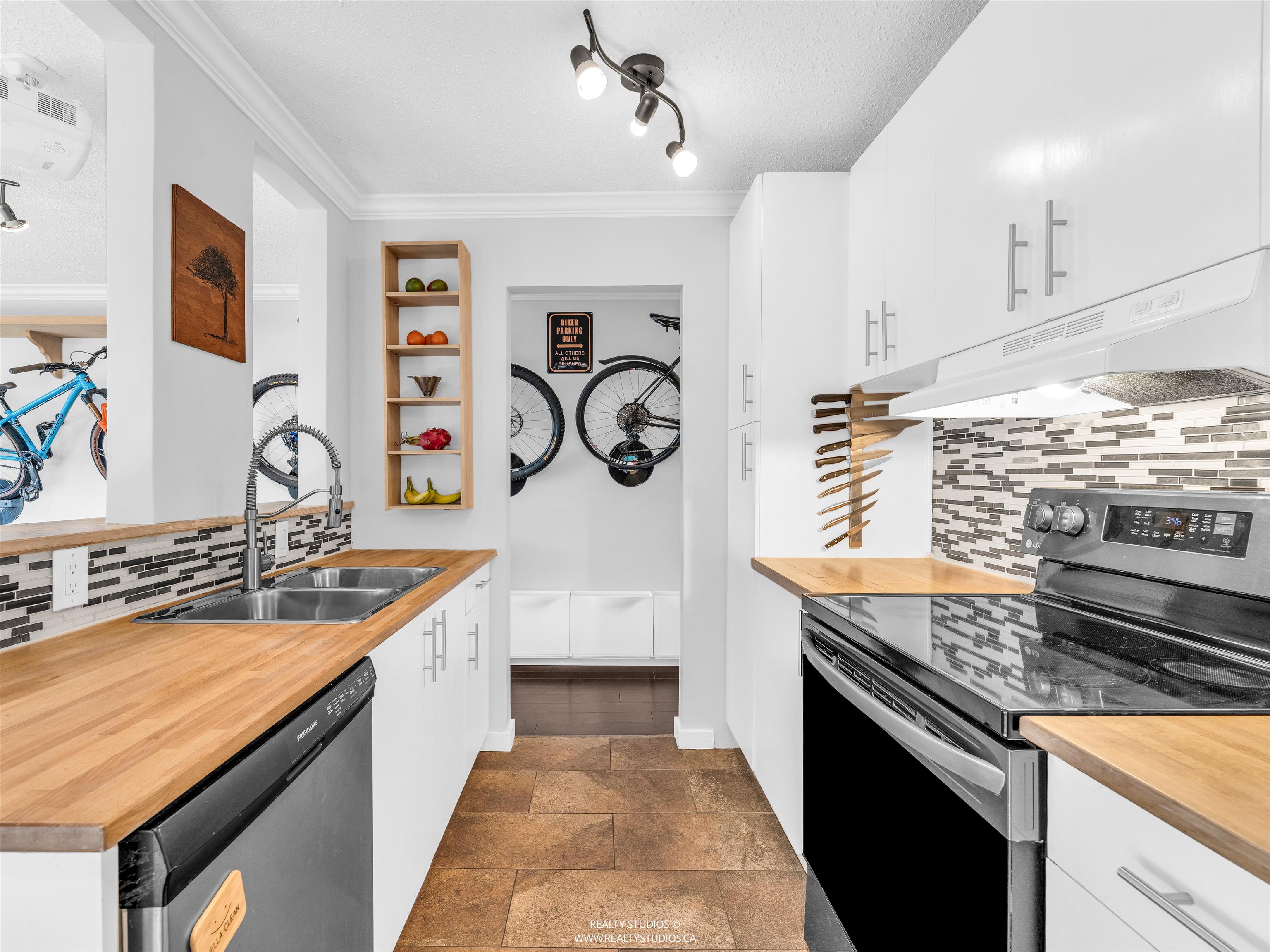 306 2222 Cambridge Street - MLS&reg; # R3175543