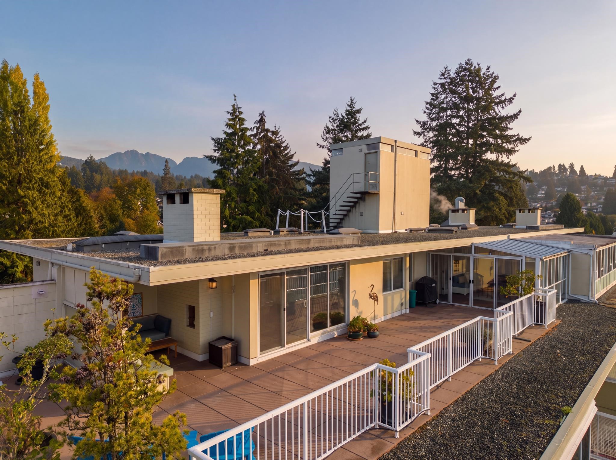 701 1425 Esquimalt Avenue - MLS&reg; # R3175659